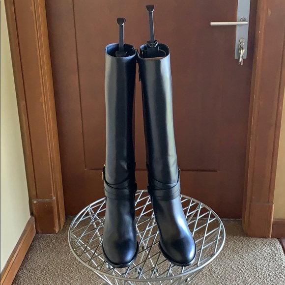 Burberry boots. Size 7. Black - Picture 1 of 3